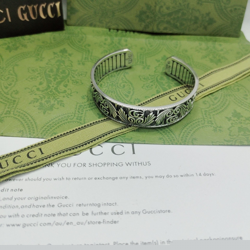 G*u*i bracelets